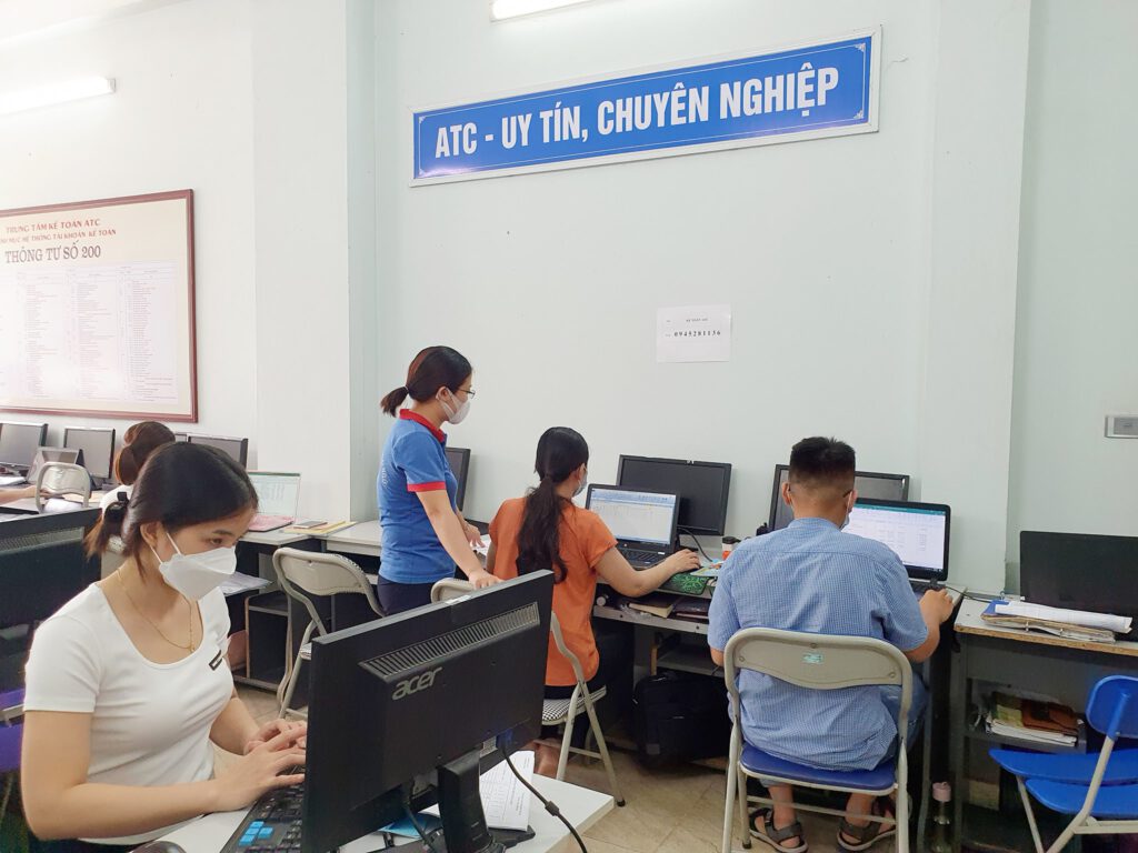 Học tin học văn phòng tại Thanh Hóa Hoc tin hoc van phong o Thanh Hoa Nhà tôi ở cách trung tâm ATC hơn 30 cây số, hằng ngày phải chạy xe cả tiếng đồng hồ mới đến nơi, nhưng tất cả vất vả đó không là gì so với những kiến thức thực tế bổ ích lớn lao tôi học hỏi được tại trung tâm. Nó giúp tôi rất nhiều trong công việc hiện tại và sau này của tôi. Đoạn đường đi học xa, sẽ làm đoạn đường đến thành công rút ngắn lại. Muốn làm được một kế toán giỏi, phải tìm đến thầy giỏi để theo học. Và ATC là địa chỉ đáng để tôi tin.