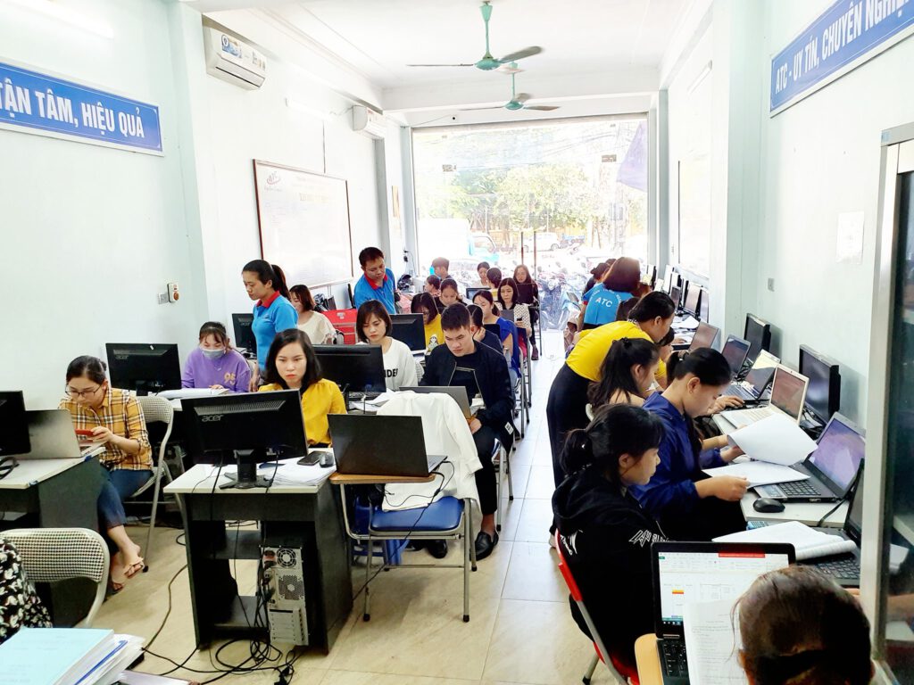 Trung tâm tin học tại Thanh Hóa Nhìn thời tiết nắng nóng gay gắt bên ngoài, rồi so sánh với không khí sôi nổi bên trong cơ sở đào tạo ATC