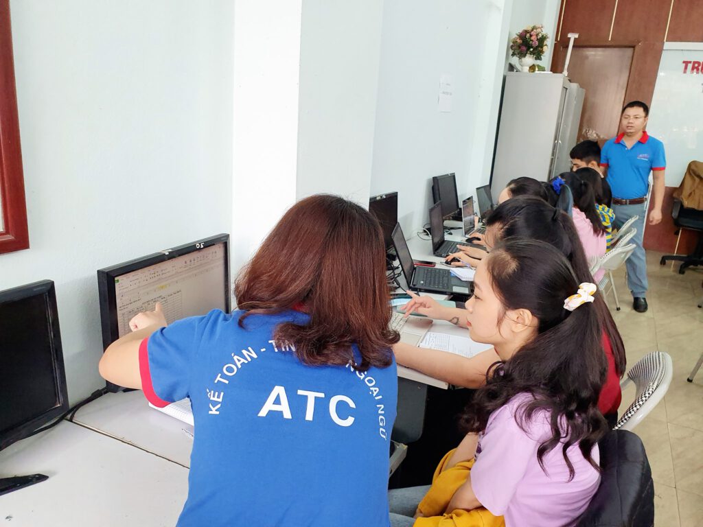 Học kế toán thuế tại Thanh Hóa Các bạn đến trung tâm ATC ở trên Đại lộ Lê Lợi mà học, đào tạo chất lượng lắm. Mình học ở đó cách đây 2 năm 