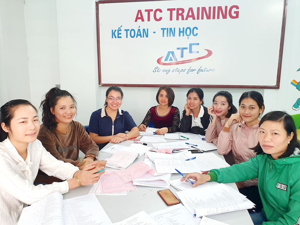 Học kế toán ở Thanh Hóa CÔ GIẢNG HAY HAY...EM HIỂU BÀICô giáo ATC hướng dẫn Học viên Viết ỦY NHIỆM CHI, CHEQUE, Phiếu Thu, Phiếu Chi, Nhập