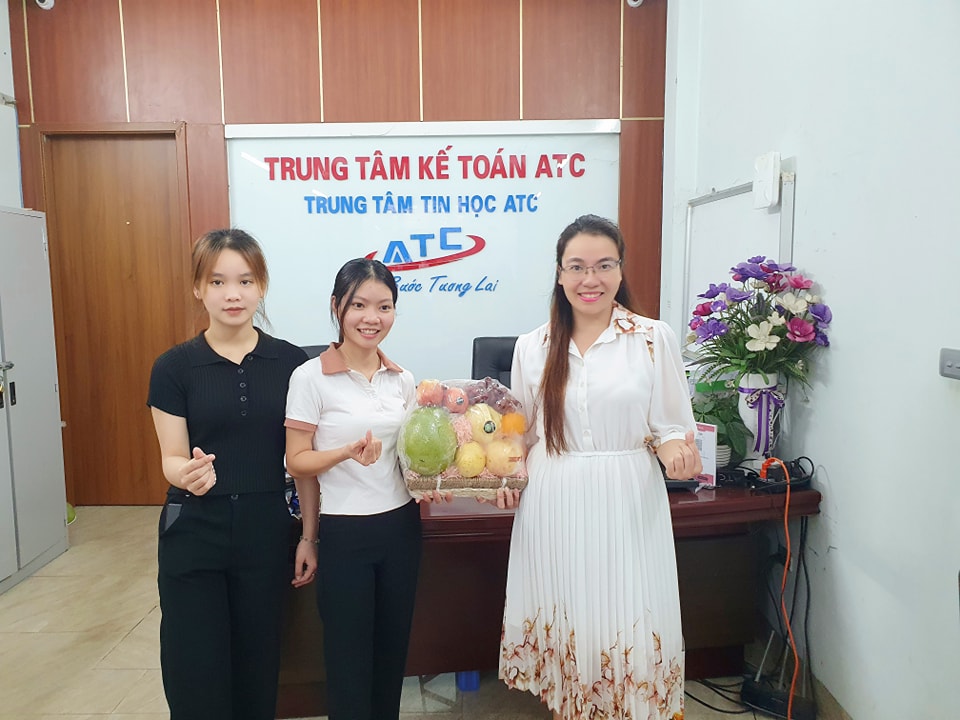 Học kế toán cấp tốc tại thanh hóa SÁNG MÙNG 1, SẾP ATC NHẬN QUÀ CỦA HỌC VIÊN TỐT NGHIỆP...Các em nói: Cả 1 lộ trình học ở ATC các em nhận