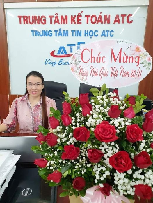 Lop tin hoc tai thanh hoa Khi thầy viết bảng, bụi phấn rơi rơi…Tóc thầy bạc để cho em những bài học hay, Sếp ATC thì không bị bụi