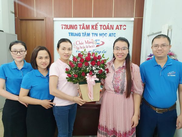 Hoc ke toan o thanh hoa TRI ÂN NGÀY NHÀ GIÁO... HÔM NAY ATC NHẬN QUÀ SỚM 20/11 TỪ HỌC VIÊN...Một chữ cũng là Thầy... Những người ghi