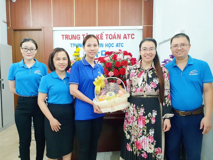 Trung tam ke toan o thanh hoa Bánh chưng xanh bên dưa hấu đỏCành mai vàng bên cành đào xinhTết năm nay chúng ta thêm một tuổiCho tôi xin một