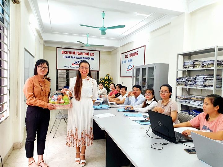 Trung tam ke toan tai thanh hoa HỌC VIÊN LÊN TẬN TẦNG 2 CÔ GIÁO ĐANG GIẢNG LÝ THUYẾT ĐỂ TẶNG QUÀ CẢM ƠN KHI TỐT NGHIỆP KHÓA HỌC...XÚC