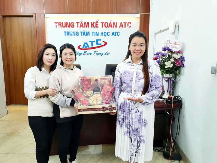 Trung tam ke toan tai thanh hoa TỐI NAY, Sếp ATC đại diện nhận MÓN QUÀ TẾT của 2 Học viên lớp Kế Toán ca học buổi tối...Đó là Sự ghi