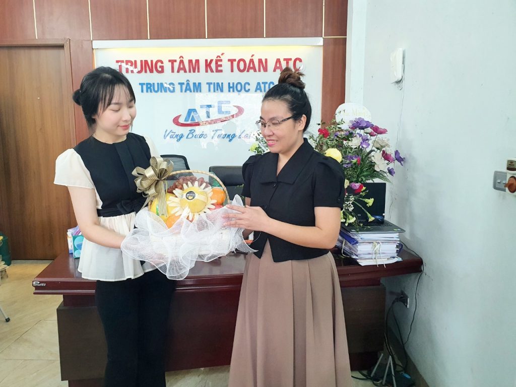 Hoc ke toan tai thanh hoa “Tháng năm dầu dãi nắng mưaCon đò trí thức thầy đưa bao ngườiQua sông giữ lại nụ cườiTình yêu xin tặng