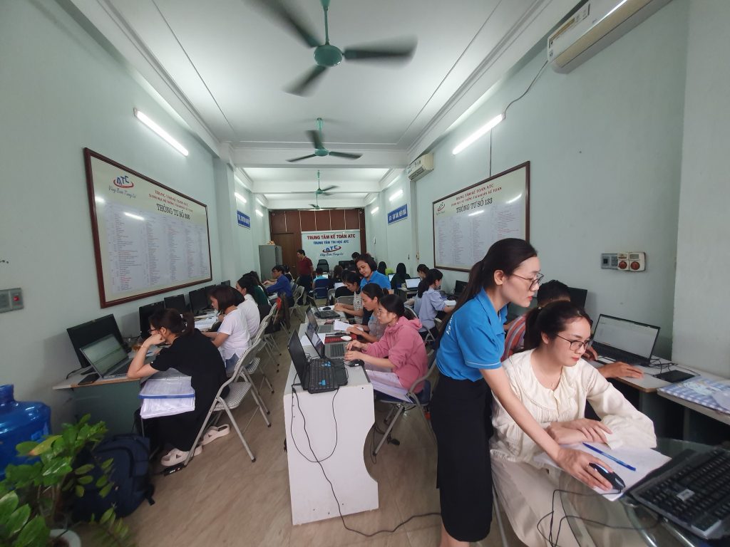 Học tin học cấp tốc ở thanh hóa Nếu bạn muốn in 4 slide trên 1 mặt giấy, hãy làm theo các bước sau đây nhé!Bước 1:Mở file PowerPoint