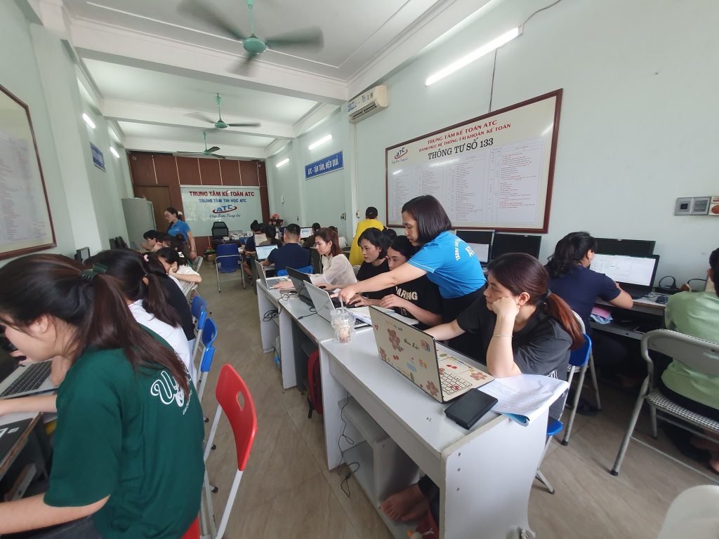 Học kế toán ở thanh hóa Một mũi tên chỉ được bắn tới đích khi được kéo về phía sau.Trong cuộc sống, ai cũng mong mình sẽ bay cao,