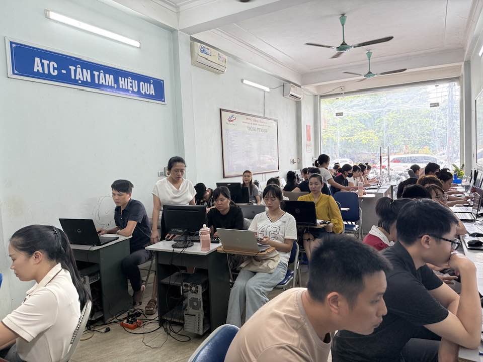 Học tin học văn phòng tại Thanh Hóa Bạn gõ văn bản trong Word nhưng thấy chữ lúc thì dính sát, lúc lại cách quá xa? Đừng lo, chỉ