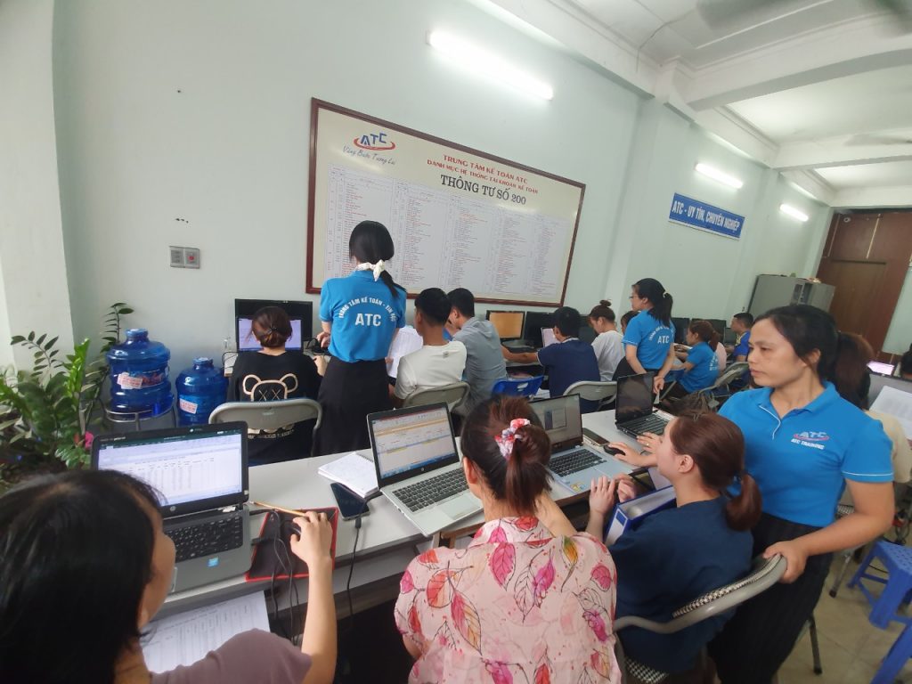 Hoc tin hoc thuc hanh o thanh hoa Khi cần trình bày gấp nhưng mạng không ổn định, chia sẻ bản trình chiếu PPT qua USB luôn là lựa chọn 