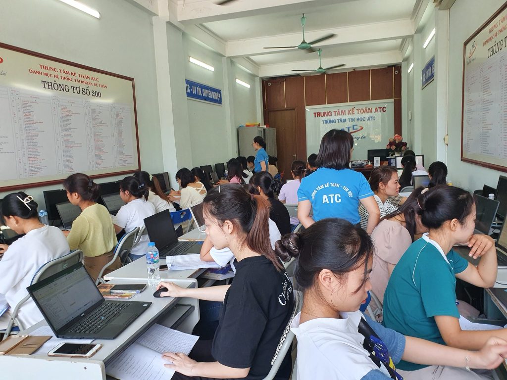 Học tin học văn phòng tại Thanh Hóa Tết Nguyên Đán 2026 lại về, mang theo cảm giác vừa háo hức vừa… hơi lo vì ví tiền mỏng dần theo từng 