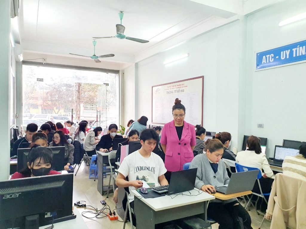 Học tin học văn phòng tại Thanh Hóa Học tin học văn phòng có còn cần thiết trong thời đại AI?Nhiều người đặt câu hỏi: “Có AI rồi, cần gì phải 